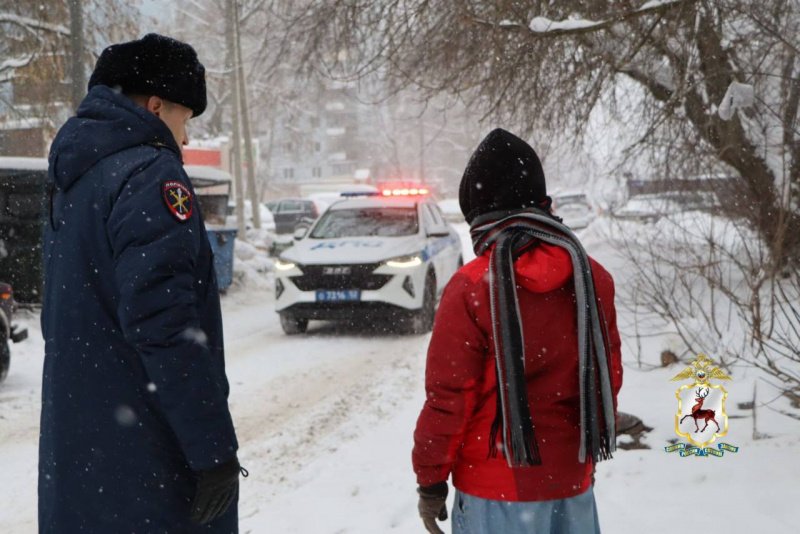    Полицейские вместе с подростком изучили следы, оставленные преступником на месте преступления
