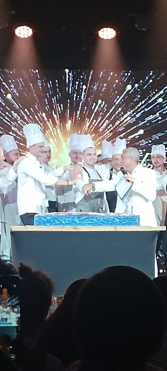 В центре шеф-повар собственной персоной. Фото автора, который снимал из-за чужих голов