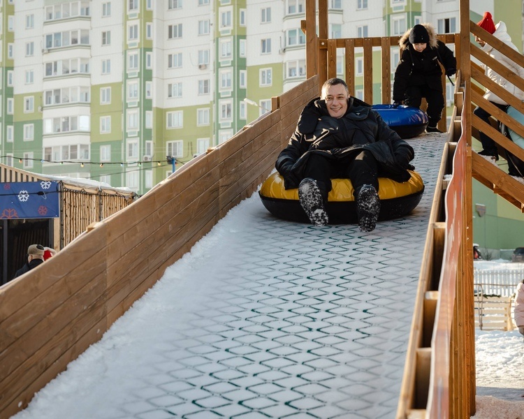     Александр Хинштейн с сыном опробовал тюбинговые трассы Курска