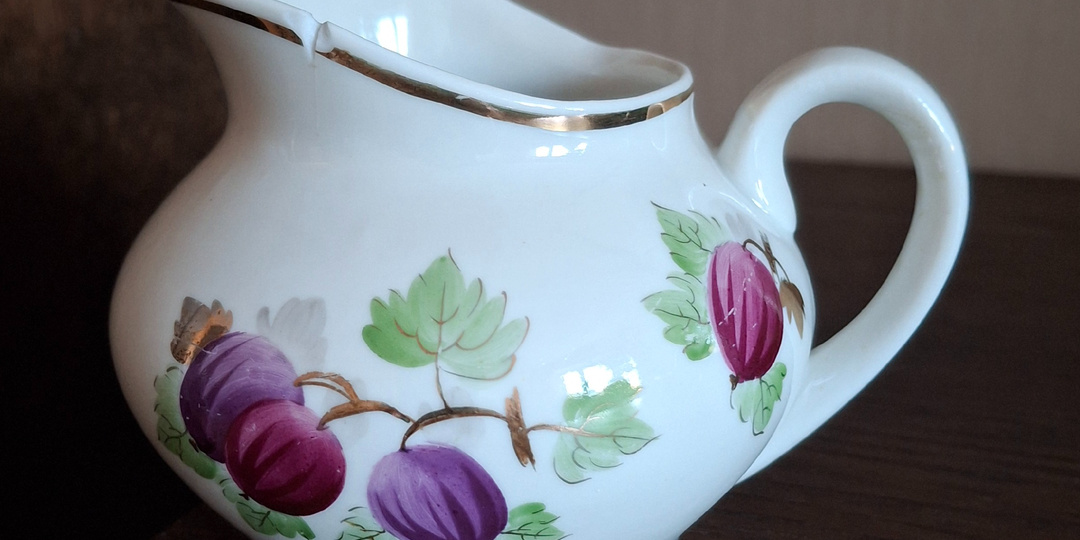 Начало года. Молочник с крыжовником.