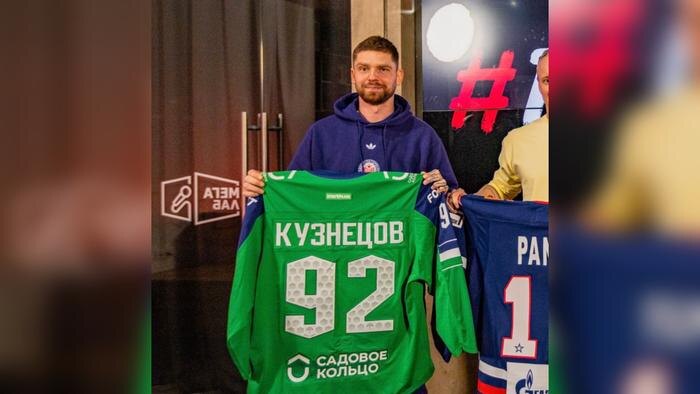 Евгений Кузнецов с футболкой ХК Салават Юлаев. Обложка © VK / ХК Салават Юлаев