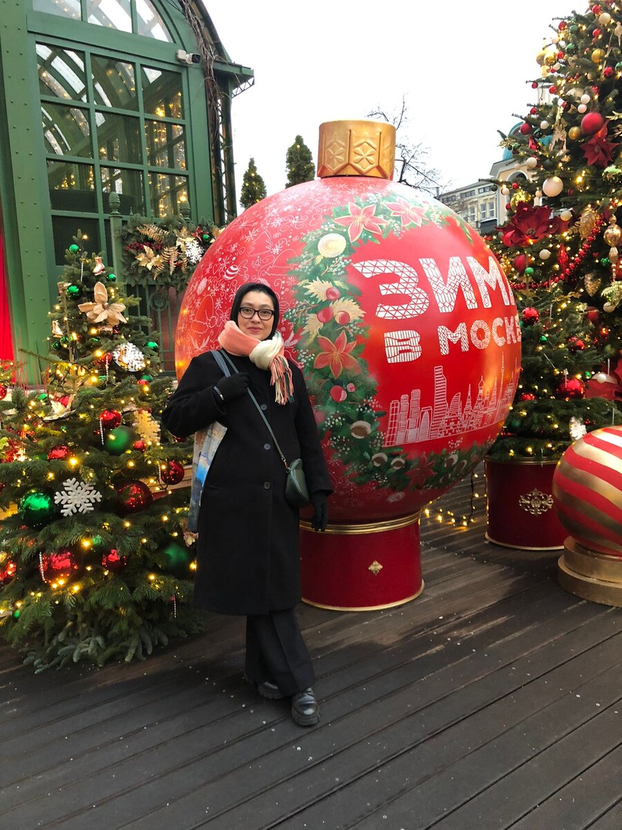 В России зимой на улице порой невыносимо холодно, внутри невыносимо жарко)