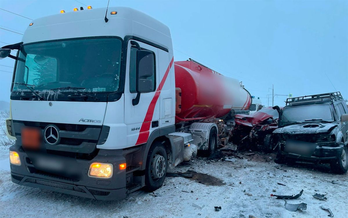    На трассе в Удмуртии столкнулись две легковушки и бензовоз
