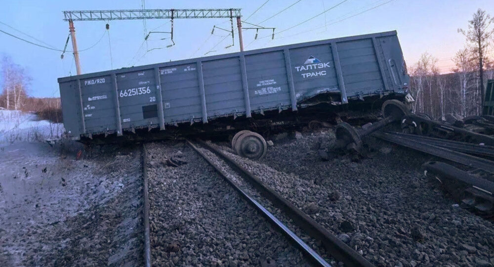 Более 30 вагонов с углем сошли с рельсов в Амурской области
