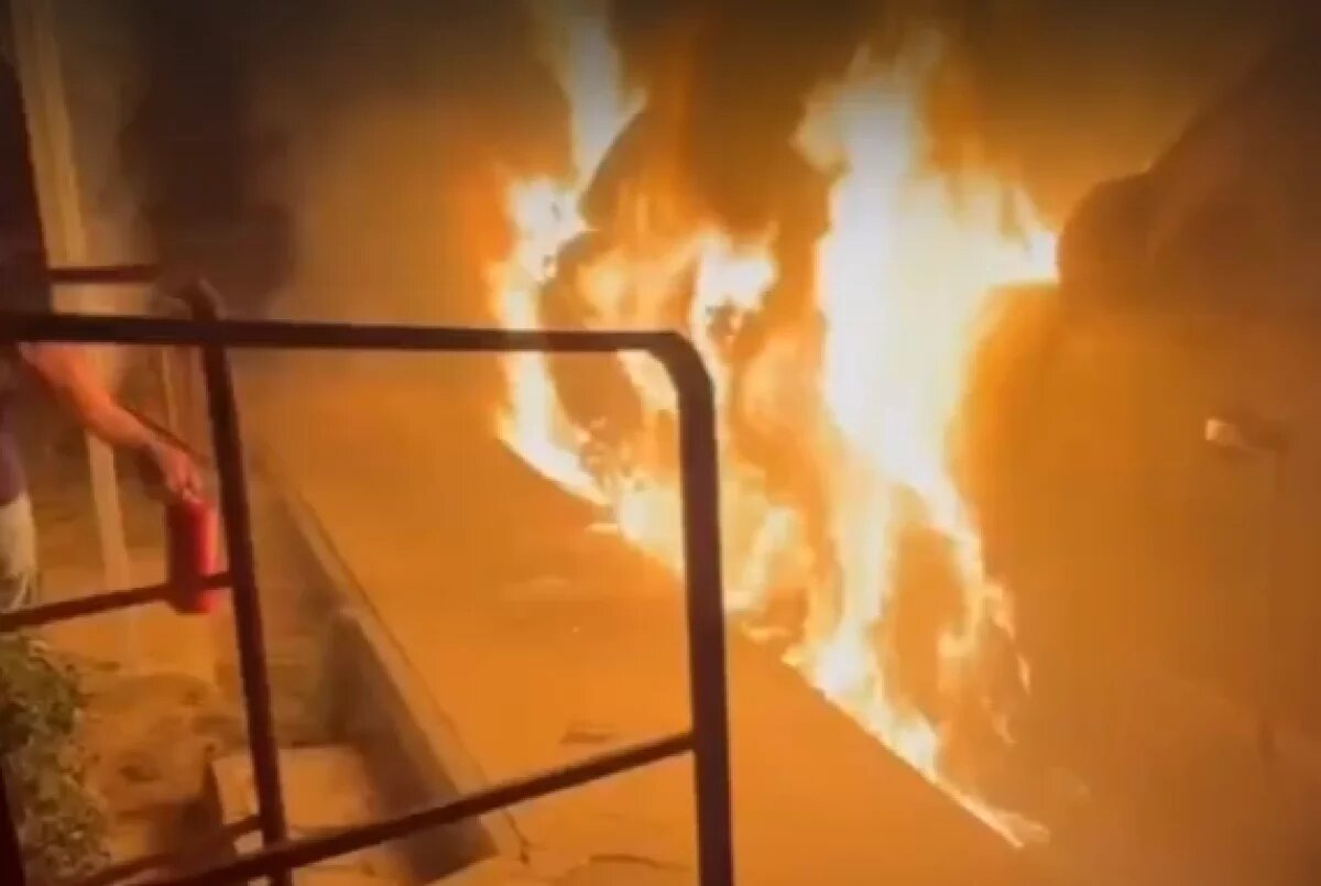    В Тольятти загорелся автомобиль у ТРК «Вега»