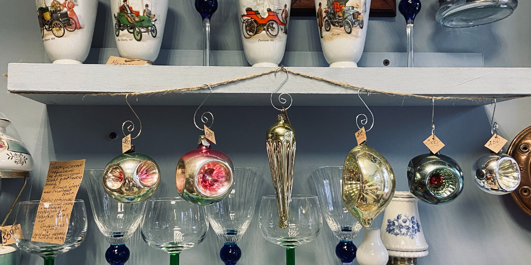 Винтажный магазин в старинном городе. Редкие елочные игрушки, фарфор