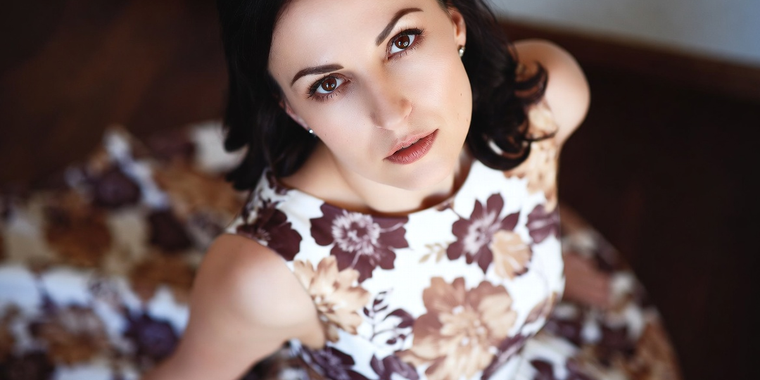 Жена встречает Новый год с коллегой, пока я в ночную смену. Захожу домой в 23:50 — и вижу их у ёлки