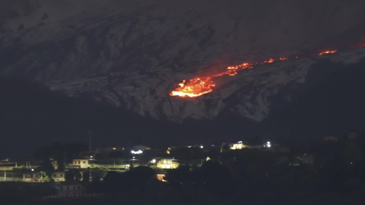 Вид на лавовый поток Этны из ближайшего населённого пункта. Больше фото — в галерее ▶️