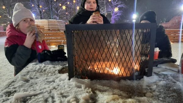 В уличной зоне Севкабельпорта стоят столики, в центре которых горит костер