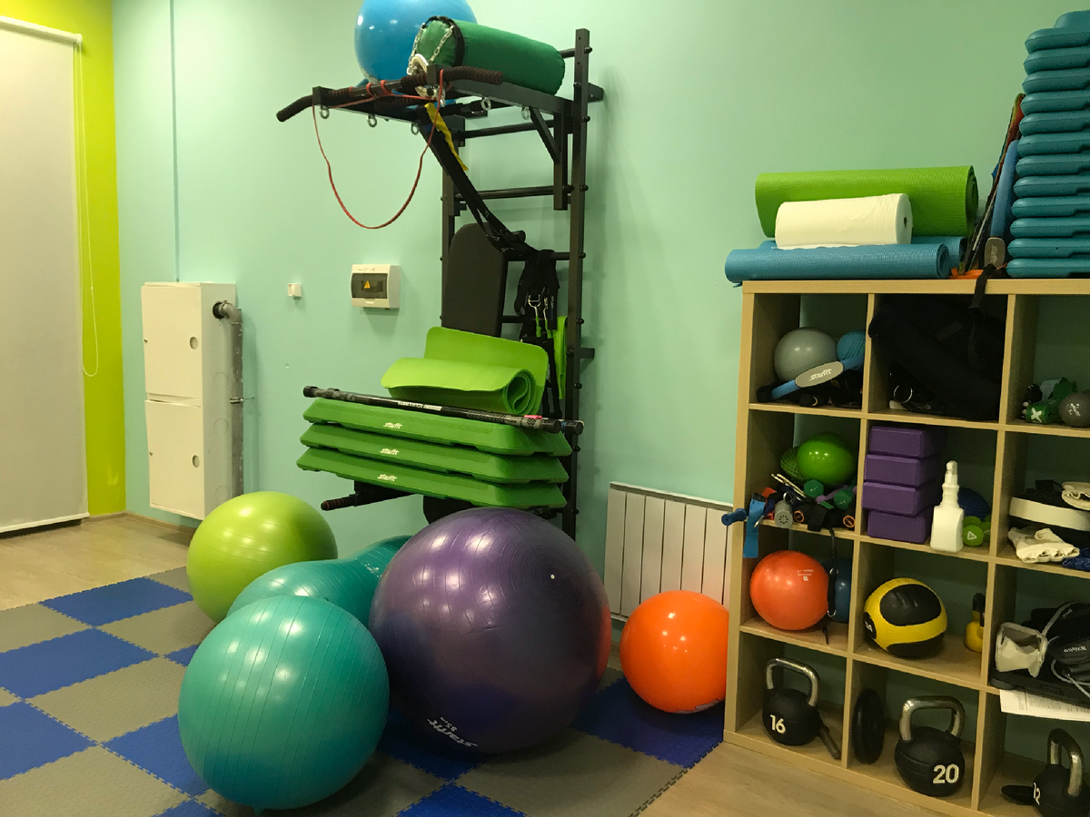 Вот уголок инвентаря моей первой фитнес-студии. И для мужчин, и для женщин, и для детишек инвентарь