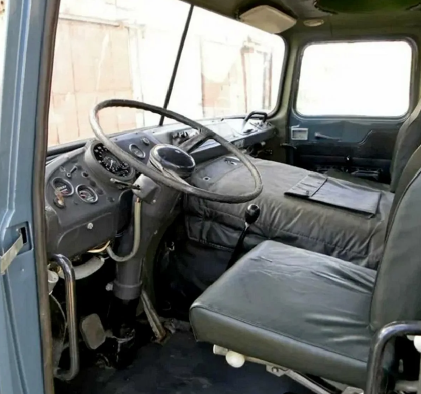 Минималистичный салоне IFA W50