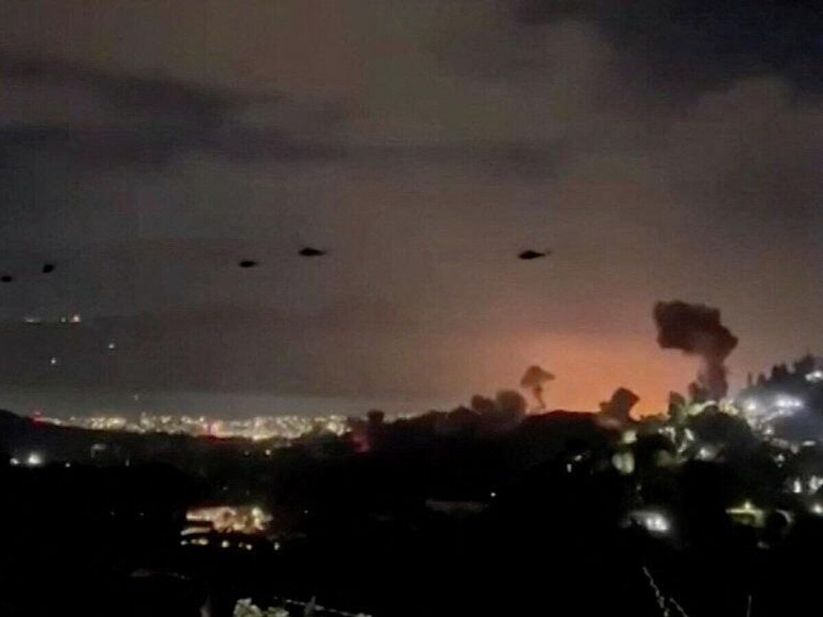    Вертолеты пролетают мимо столбов дыма в Каракасе, Венесуэла. 3 января 2026 | © REUTERS / VIDEO OBTAINED BY REUTERS