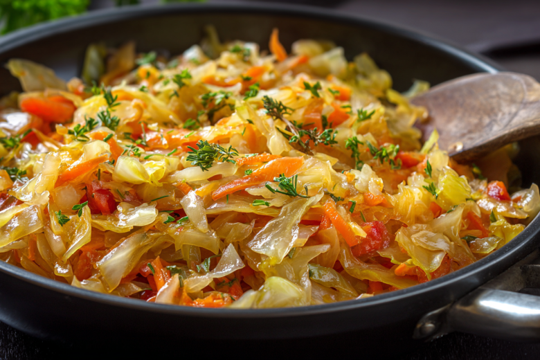 Сытный постный стол: готовим вкуснейшую тушеную капусту «Монастырскую»