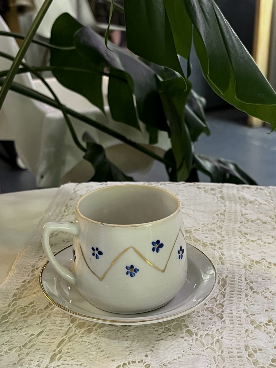 Вот она, не такая уж и маленькая, может быть, даже чайная. 