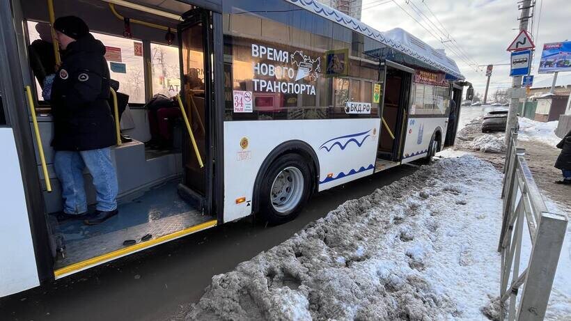 Саратовцы «тонут» в сугробах, пока мэрия отчитывается об усиленной работе коммунальных служб