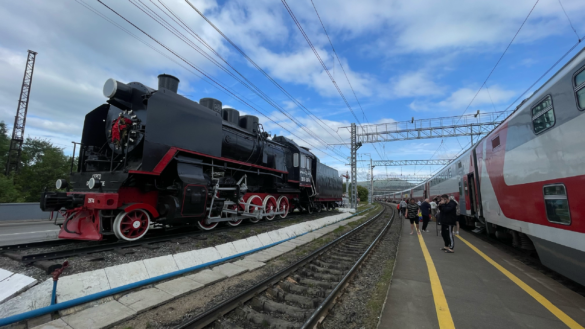 Два поезда на станции – один, памятный, останется здесь, а современный – двухэтажный, поедет дальше!