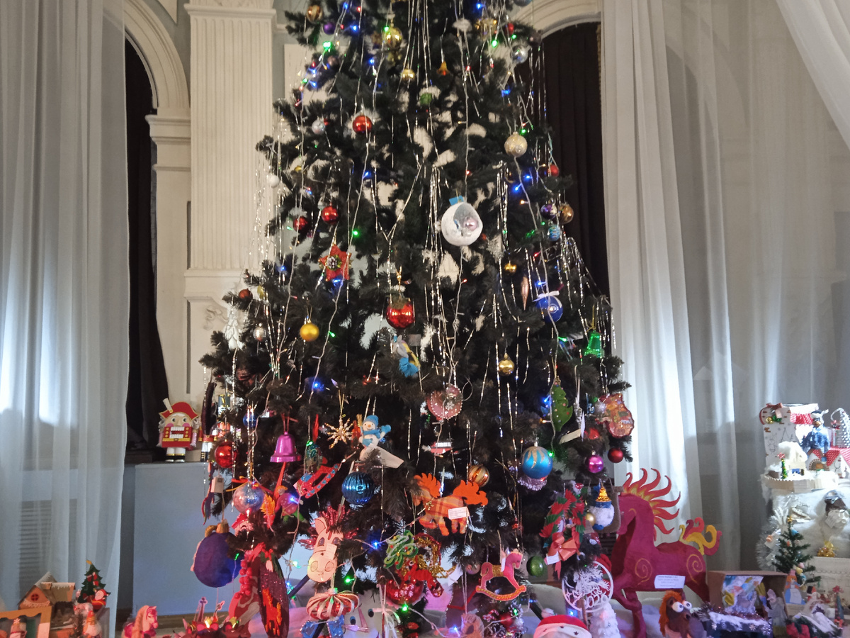 Ёлка в буфете театра в окружении детских поделок. 