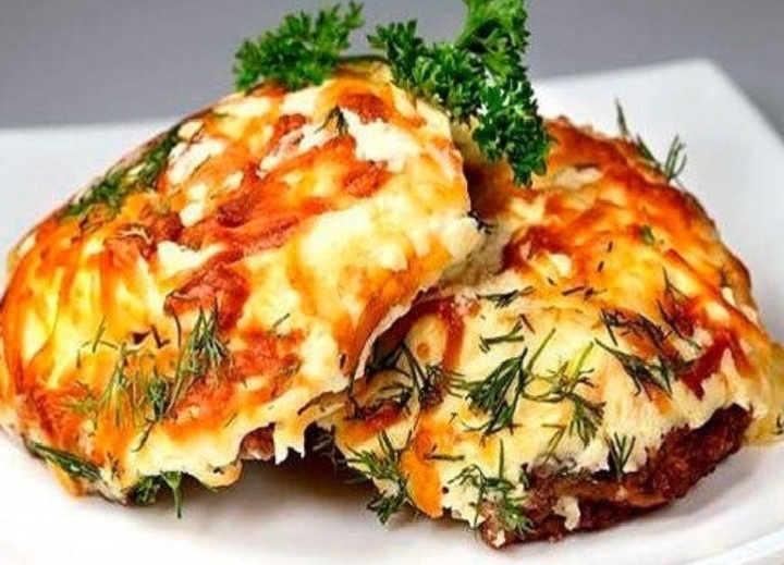 Свинина по-французски — рецепт с хрустящей сырной корочкой