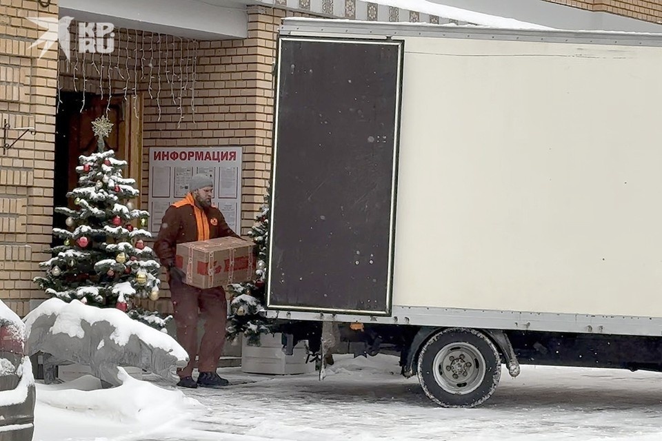    Грузчики сегодня вынесли из квартиры несколько десятков подобных коробок. Александр РОГОЗА