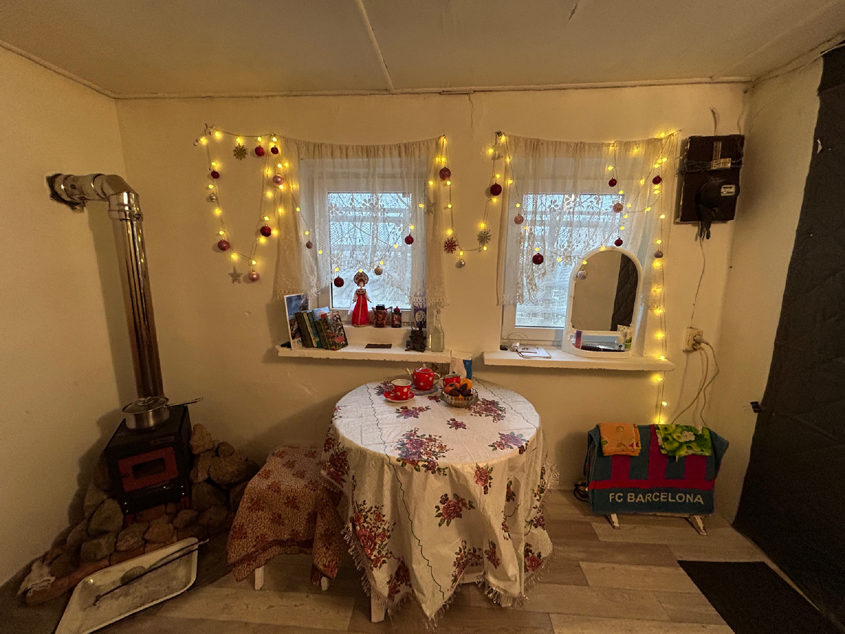 На подоконнике разместилось зеркало пока временно, позже повешу его на стену