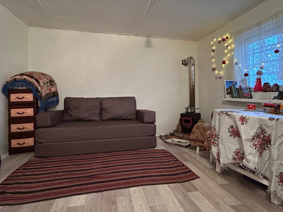 Купила вот такой диванчик. Легкий и удобный. А комодик привезла из Казани (валялся разобранный без надобности)