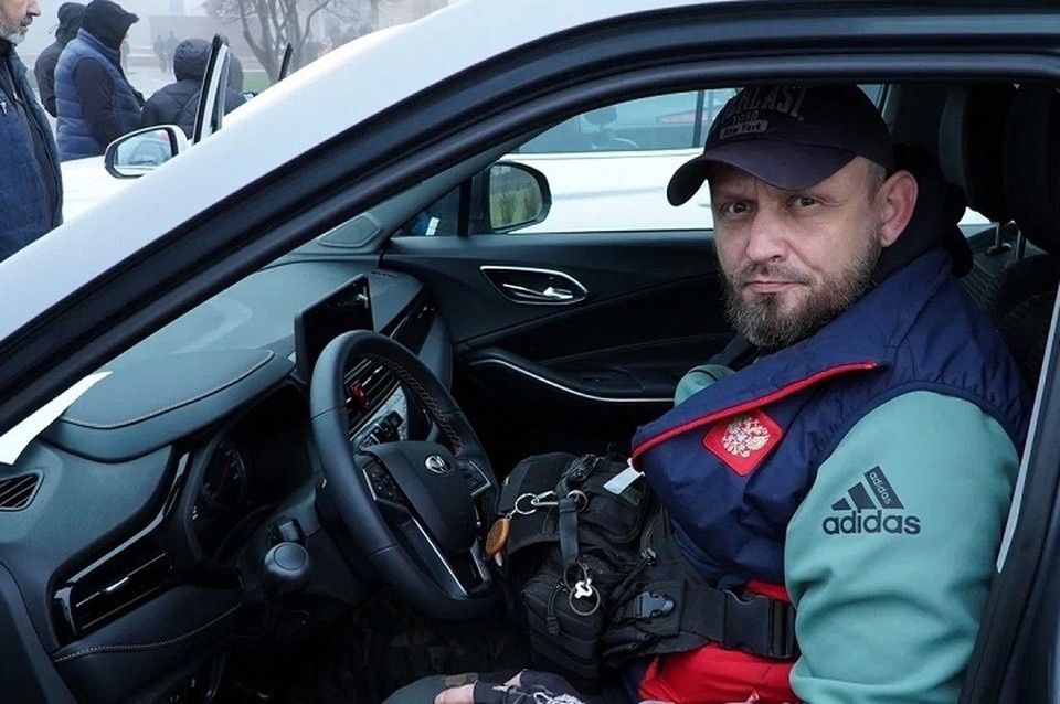    Благодаря поддержке фонда «Защитники Отечества» ветеран получил автомобиль с ручным управлением. Фото: t.me/fond_ZO_DPR