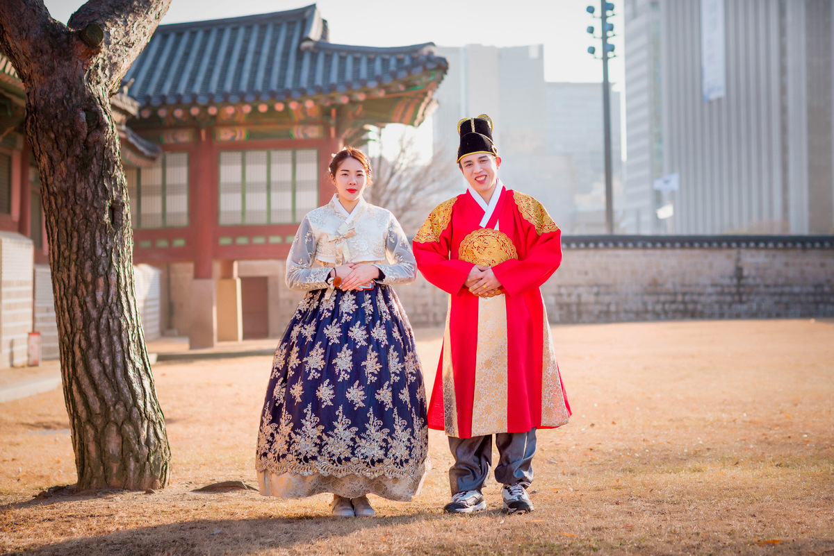 Многие корейцы на Соллаль надевают традиционный корейский костюм — ханбок. Часто одежду подбирают в цвет наступающего года. В 2026-м это красный. Фото: wittaya photo / Shutterstock / Fotodom