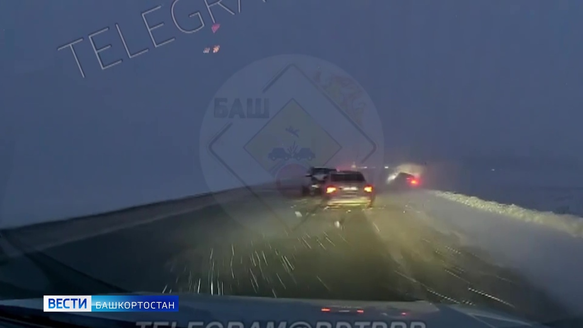    Десятки ДТП и тонны снега - репортаж "Вестей" о последствиях сильной метели в Башкирии