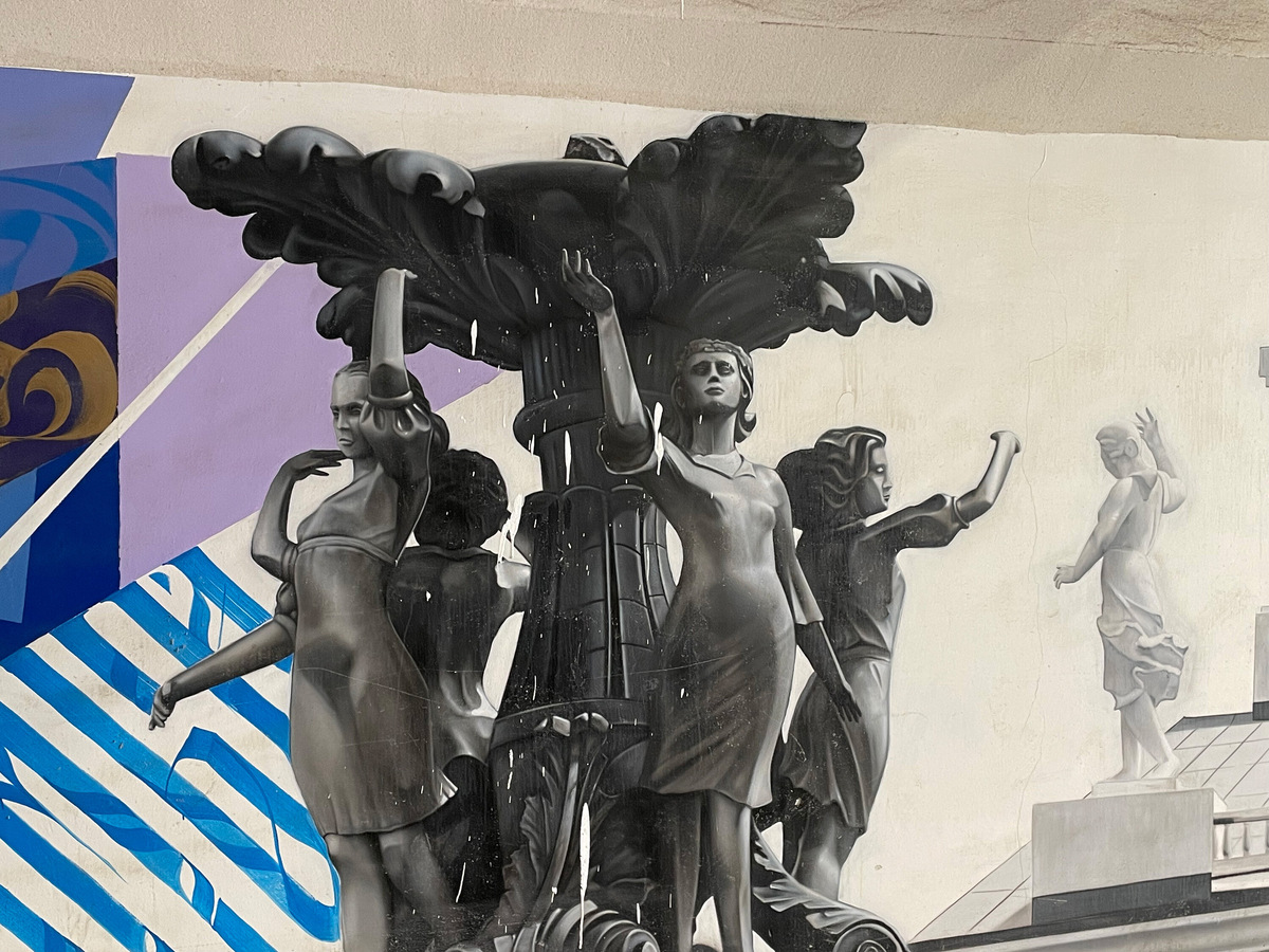 Перейти дорогу можно по подземному переходу с множеством граффити