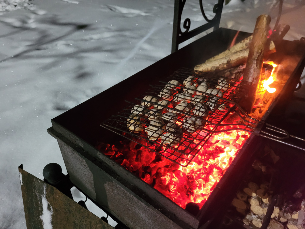 Жарим грибы.