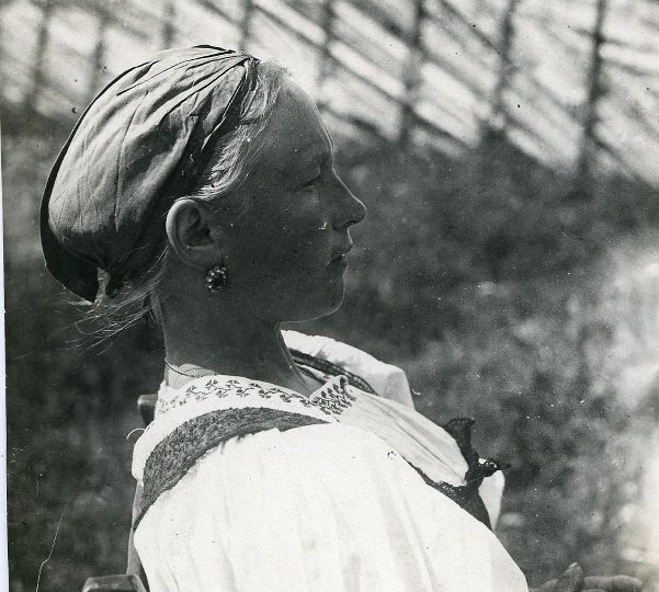 Замужние крестьянки, скрывающие волосы, но не платком, а повойником