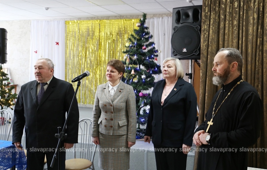     Постояльцы пансионата "Очаг надежды" принимали поздравления с новогодними праздниками