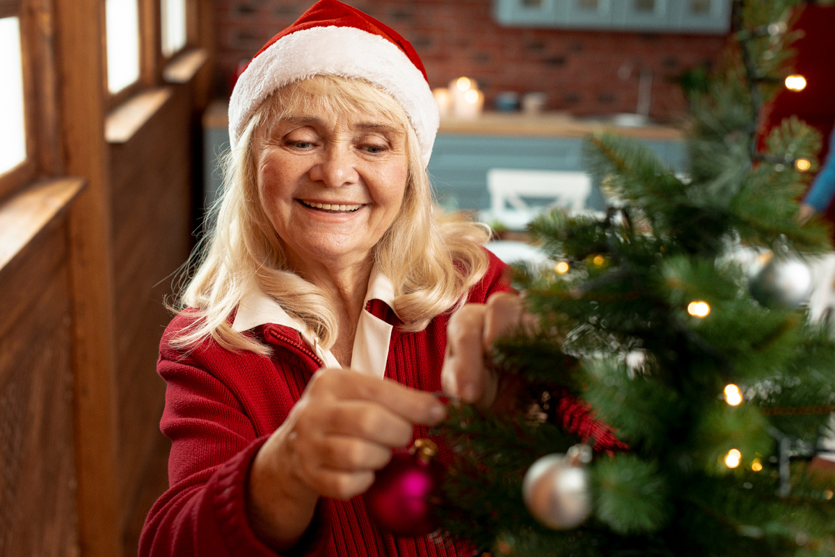 <a href="https://ru.freepik.com/free-photo/high-angle-old-woman-decorating-christmas-tree_5750123.htm">Изображение от freepik</a>