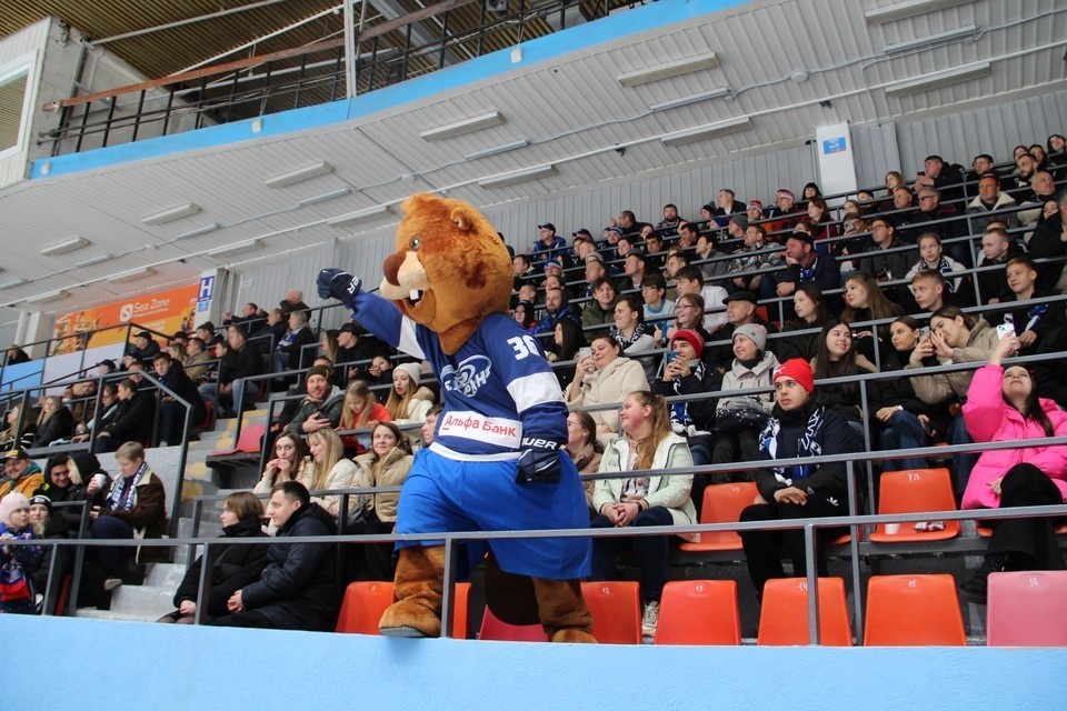    Талисман "Бурана" традиционно радует публику заводными танцами. Алексей СЕРГУНИН