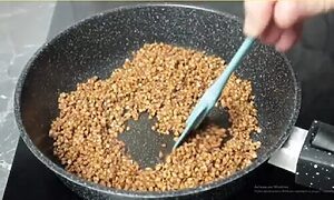 Подготовка гречки. Начнем с гречки. Хорошенько ее промойте под холодной водой, чтобы очистить от возможной пыли и ненужных примесей. После этого пересыпьте ее на сухую сковороду и немного поджарьте на среднем огне в течение 2–3 минут. Этот шаг поможет раскрыть аромат крупы и добавит интересный вкус.