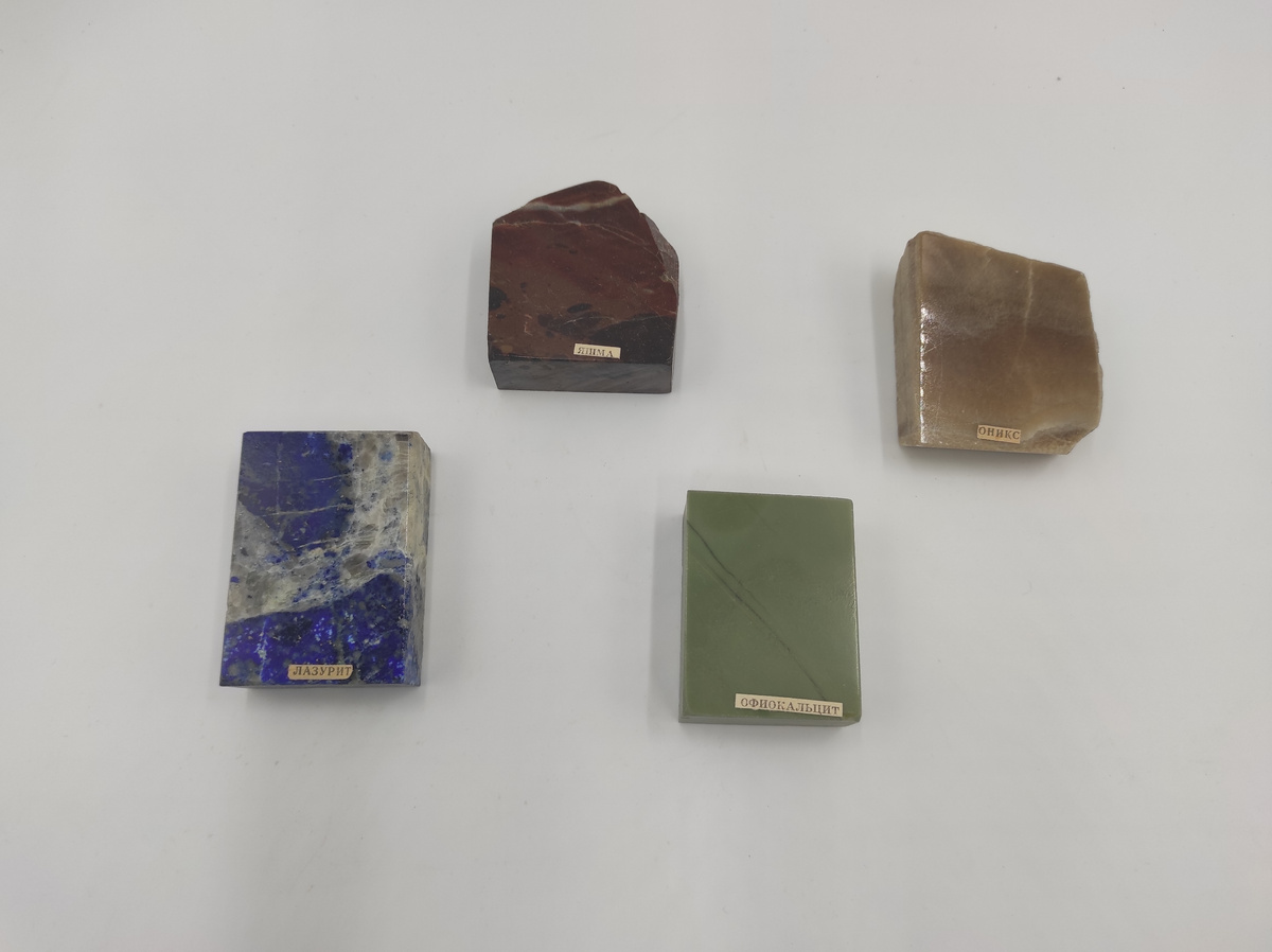 Лазурит, яшма, оникс, офиокальцит из сувенирной коллекции