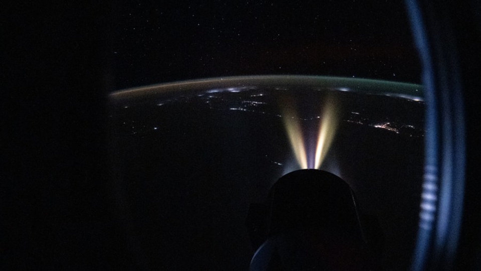 Коррекция орбиты с помощью ДУ ГКК Dragon SpX-33. Фото: nasa.blog.com