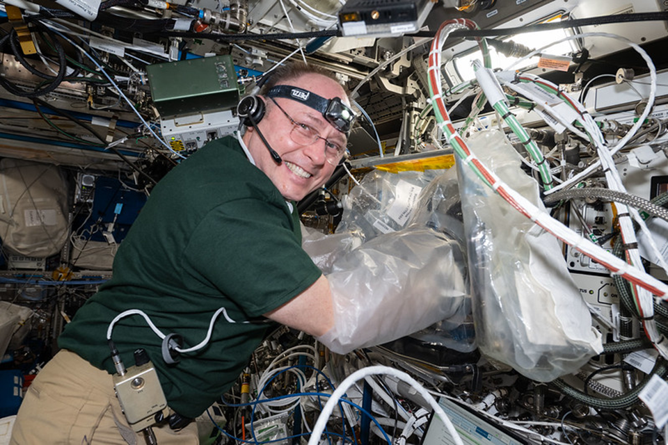 Майкл Финк занимается исследованием по биофабрикации. Фото: nasa.blog.com