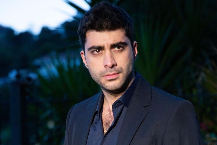 Турецкий актёр Догукан Гюнгёр. Обложка © «Клюквенный щербет», режиссёры Кетче, Айдын Булут, сценаристы Мелис Дживелек, Merve Göntem / Kinopoisk