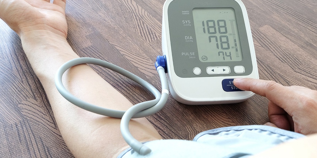 Почему утром поднимается давление: причины и методы контроля