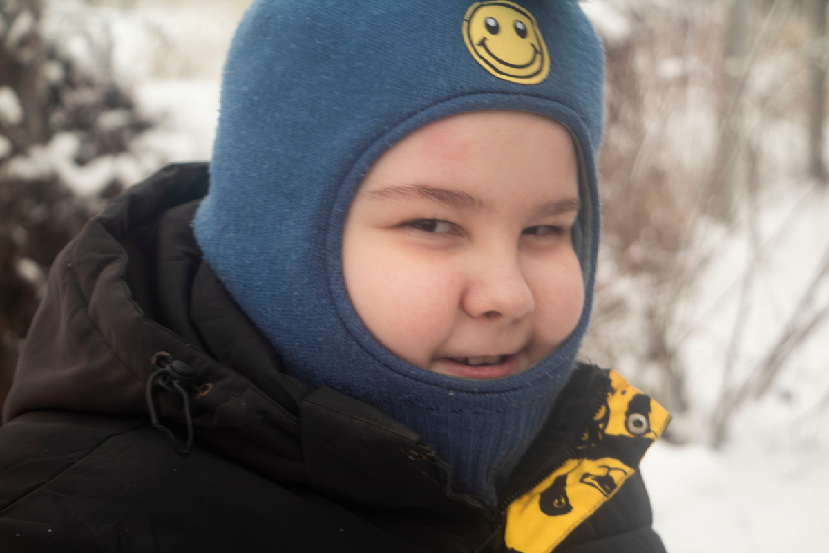 04.01.2026 мы вышли на задний двор, чтобы провести время с семьёй и поиграть в снежки. Это было настоящее зимнее волшебство! Сын с восторгом лепил снежки, а моя супруга ловко бросала их в нашу цель. Мы смеялись и радовались каждому моменту, наслаждаясь свежим воздухом и зимними пейзажами.

Не забыли взять с собой наших собак, чтобы они тоже погуляли с нами. Наша взрослая собака Мара была в восторге и не удержалась от соблазна разорить кормушку для птиц – на фото видно, как она это делает! В итоге у нас получилась настоящая зимняя идиллия: весёлые игры, смех и немного шалостей от нашей Мары.

Хорошо мы тогда погуляли! 💙❄️

#Зима #Семья #Снежки #Собаки #Природа #СчастливыеМоменты