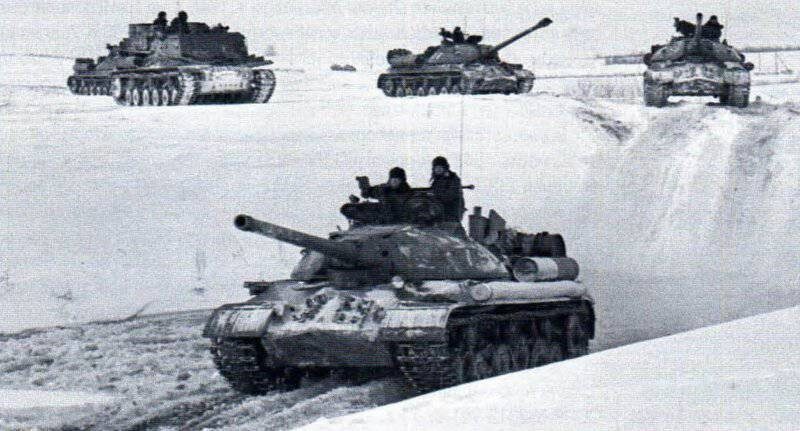 Танки ИС-3 на учениях. На первых двух машинах дульный тормоз снят. 1950-е гг. Боевая масса — 46т; экипаж—4чел.; оружие: пушка— 122 мм, 1 пулемет—7,62мм, 1 пулемет—12,7мм; броневая защита —противоснарядная; мощность двигателя —382 кВт (520 л.с.}; максимальная скорость — 40 км/ч.