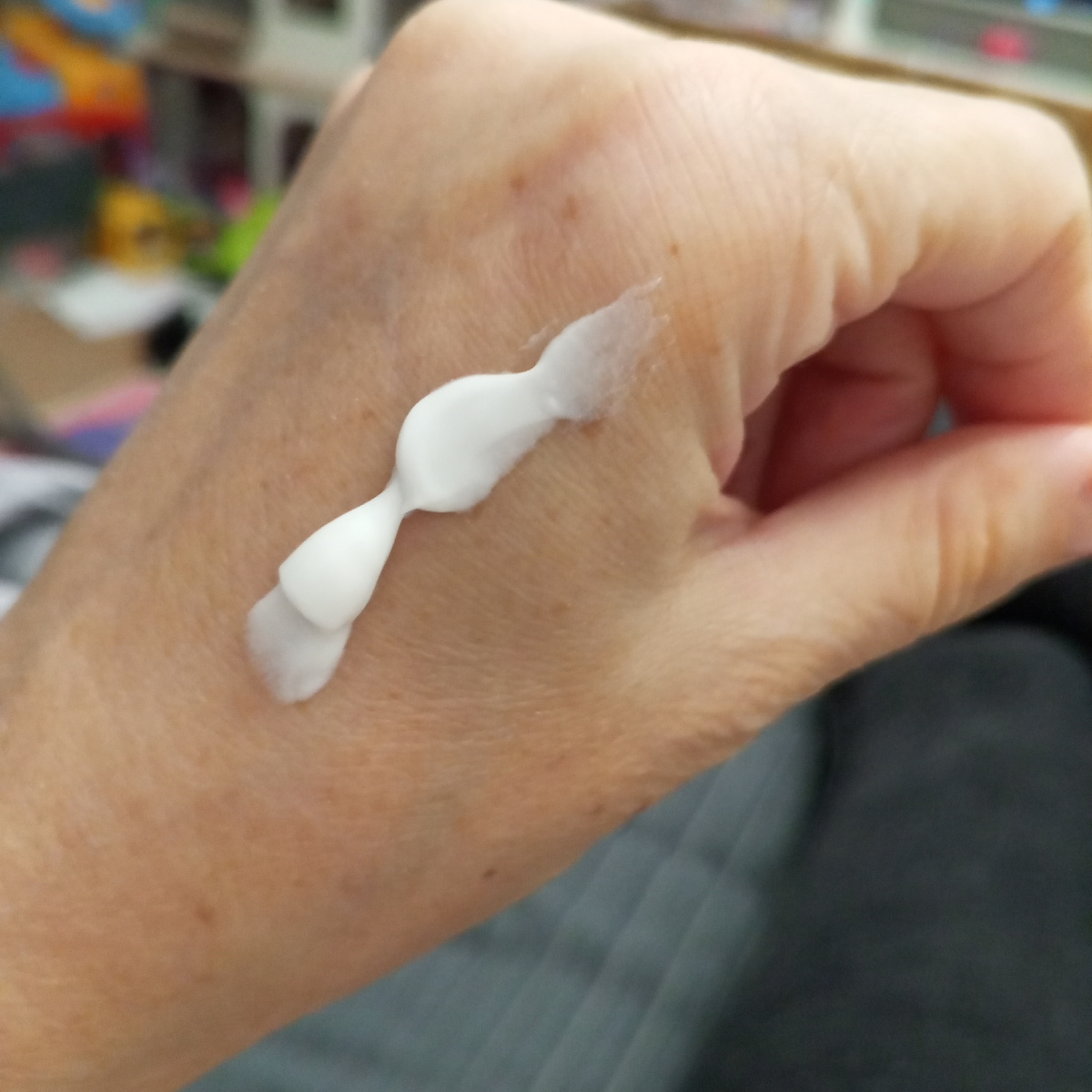 Консистенция не плотная и не жирная, впитывается легко, нет ощущения плёнки. А запах!!! 😇😍 У меня когда - то  пах также лосьон от солнца, поэтому крем вызывает исключительно умиротворяющие ассоциации 🌊  🏖️