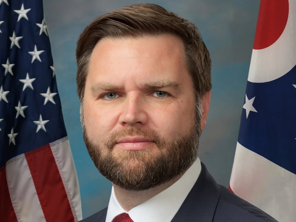     Неизвестные повредили окно в доме Вэнса