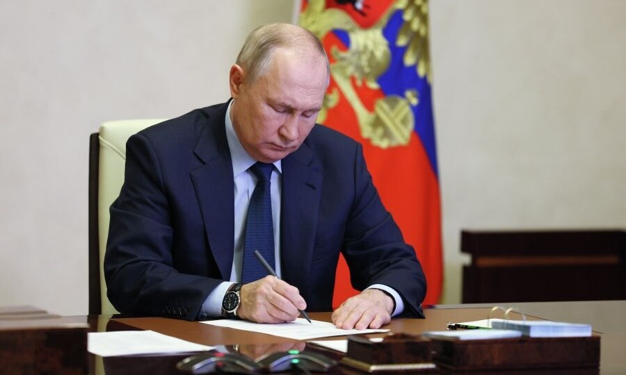 Путин поручил ускорить внедрение перспективных технологий в экономику