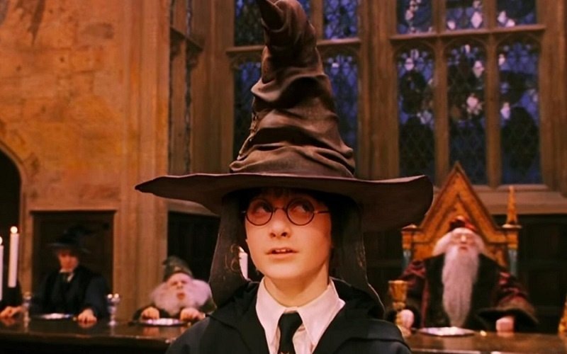    По факультетам Хогвартса учеников распределяла специальная Распределяющая шляпа.