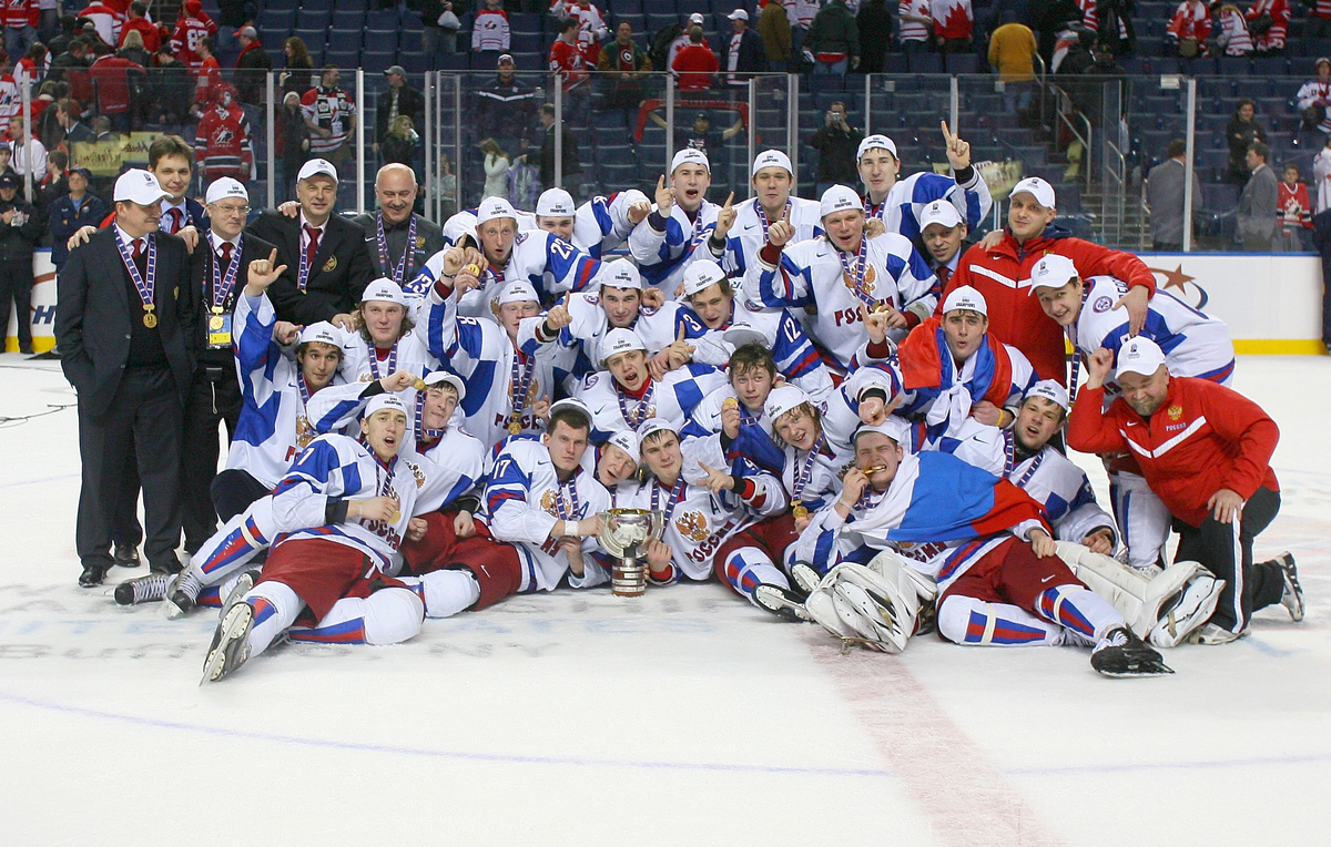    Хоккеисты и тренеры молодежной сборной России, 2011 год  Rick Stewart/Getty Images