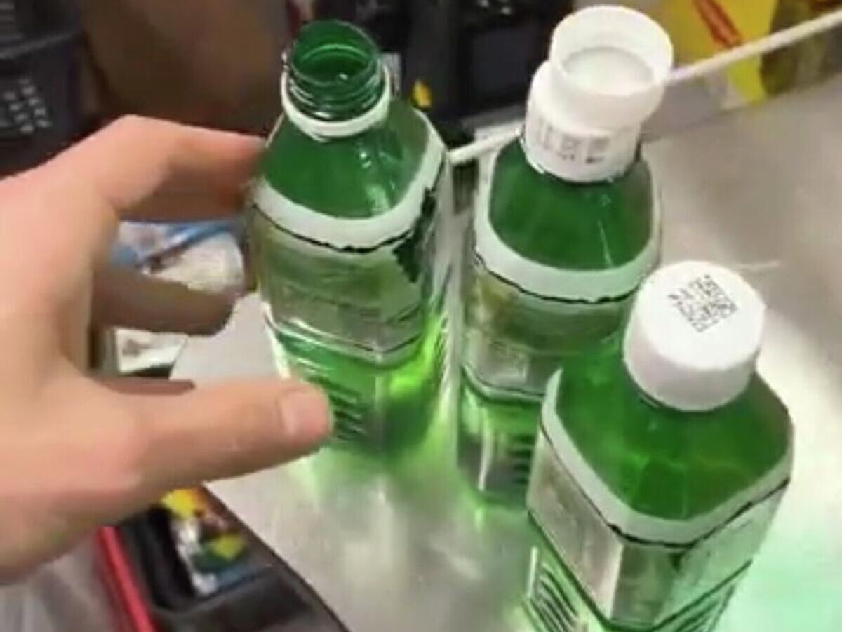    Работники магазина "Магнит" в Москве обнаружили в четырёх бутылках напитка "Алоэ Вера" ацетон | © Кадр видео из соцсетей