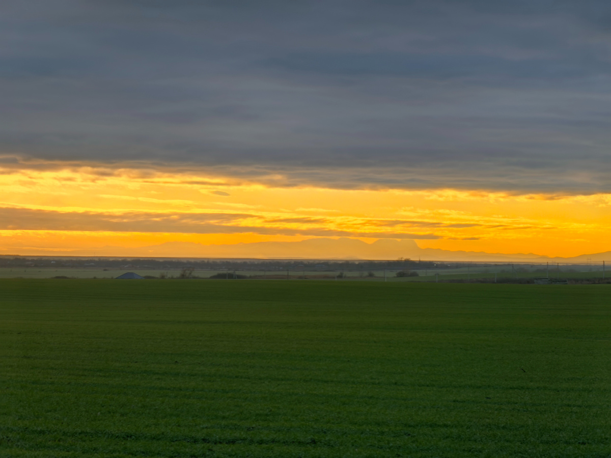 Вид на Лагонакское нагорье от города Адыгейск.