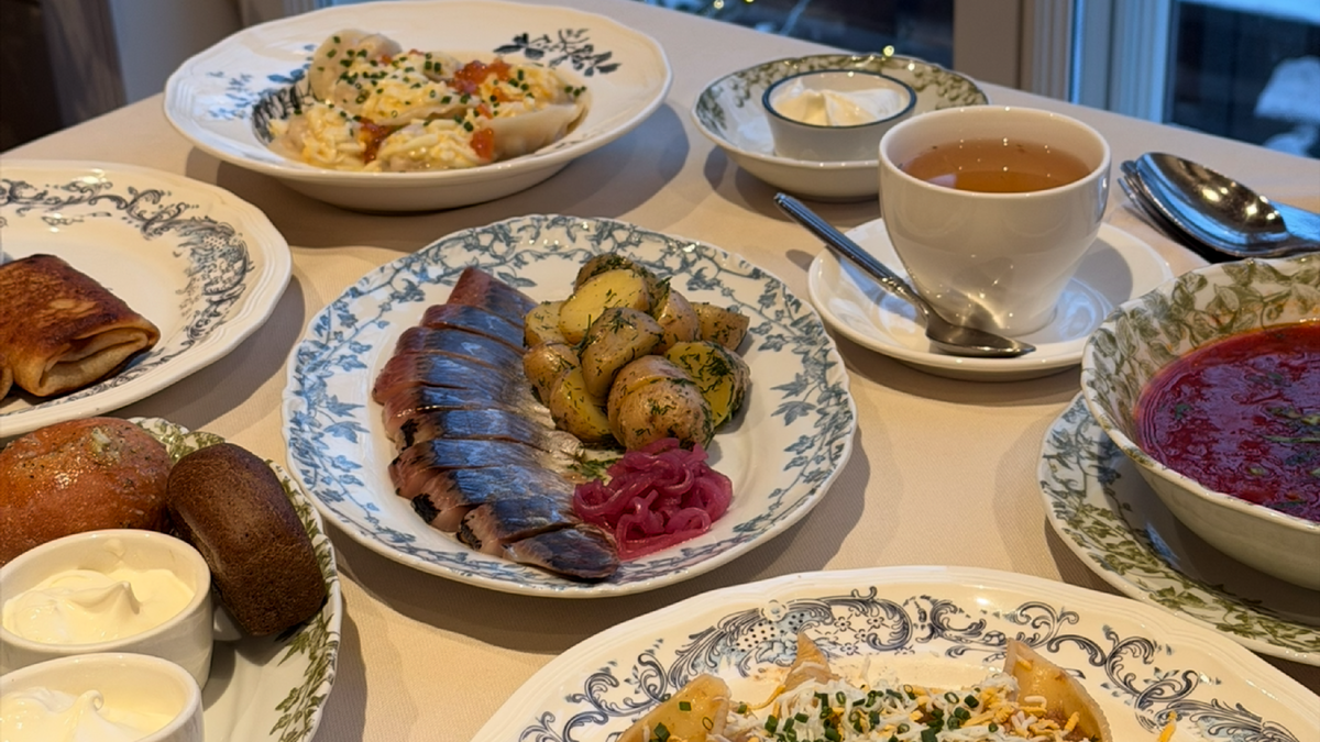 Заказывали селедку, борщ, щи, пирожки, макароны по флотски, блины, пельмени, вареники